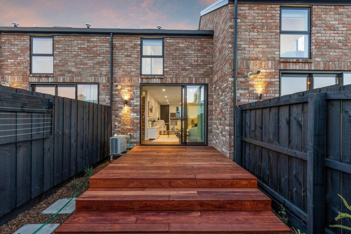 New Build Townhouse & Gated Car Park * Christchurch