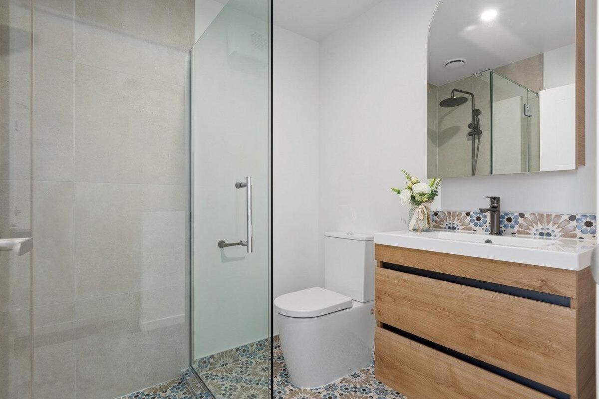 Apartment New Build Townhouse & Gated Car Park *