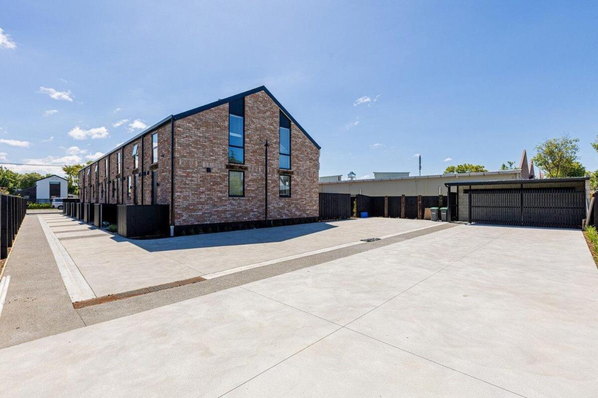New Build Townhouse & Gated Car Park * Christchurch