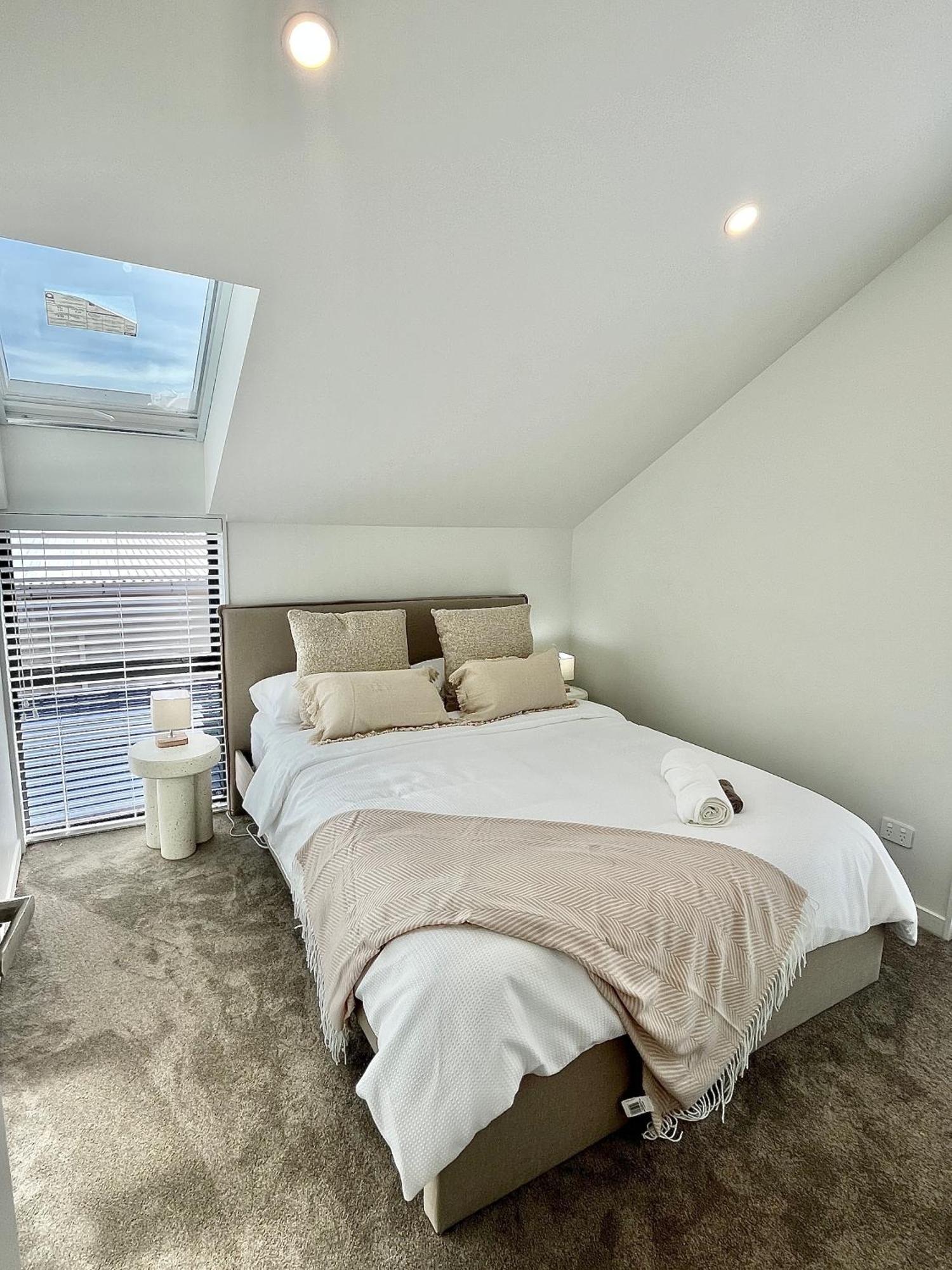 New Build Townhouse & Gated Car Park Apartment *