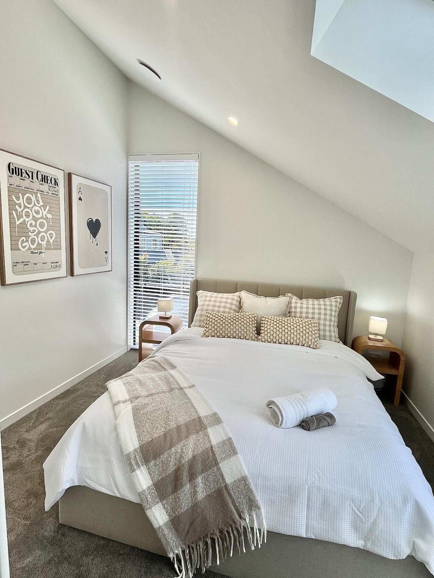 New Build Townhouse & Gated Car Park * Christchurch
