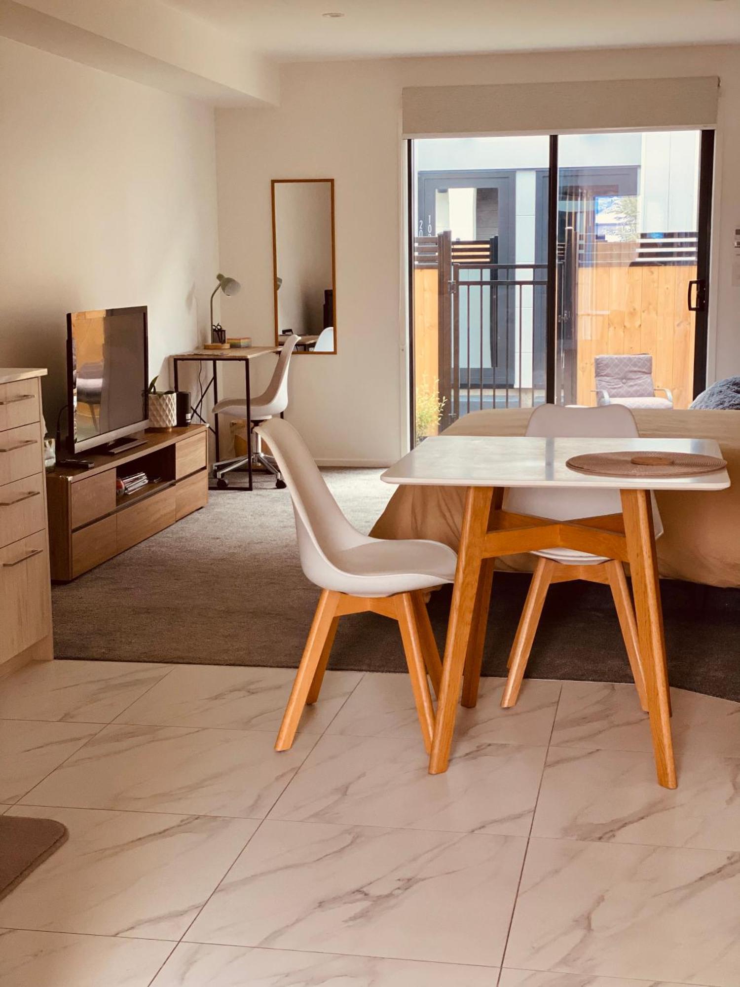 Urban Retreat In Apartment *