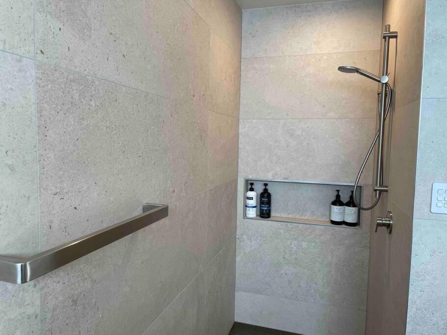 Luxury 3 Bedroom With Double Garage * Christchurch