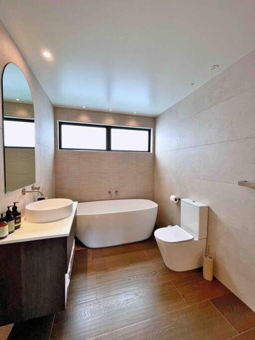 Luxury 3 Bedroom With Double Garage * Christchurch