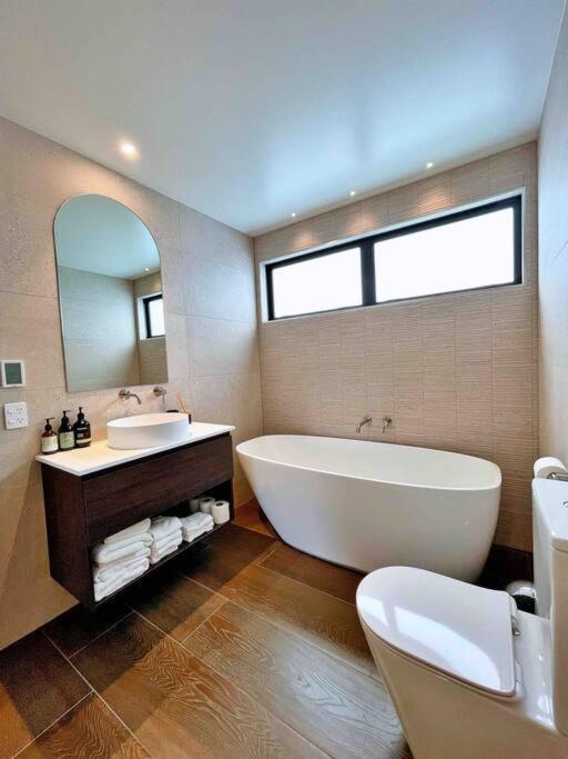 Luxury 3 Bedroom With Double Garage * Christchurch