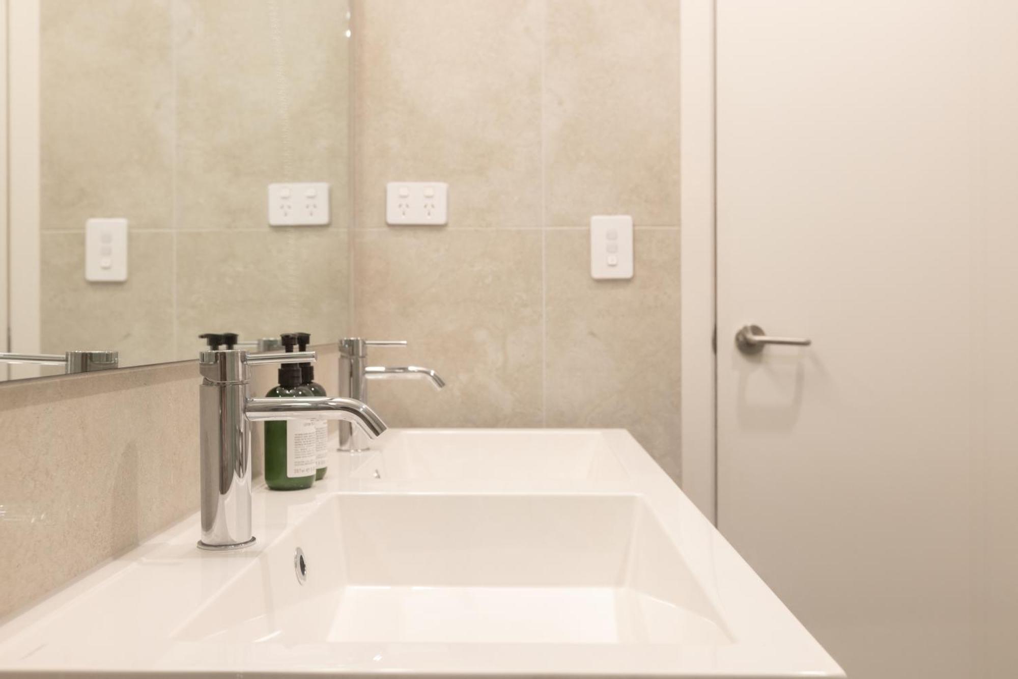 Luxury 2 Bedroom Cbd With Free Parking Apartment *