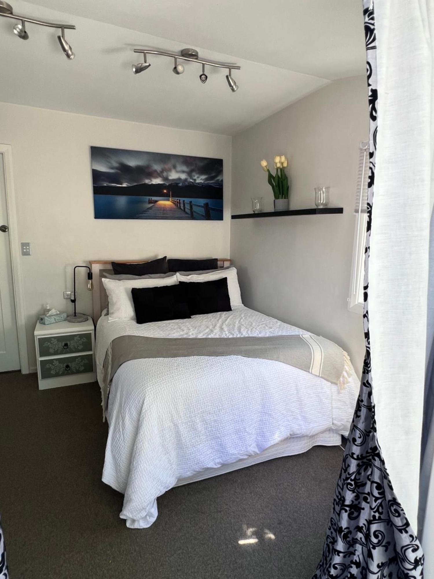 Gorgeous Villa, 7 Minutes From Airport Homestay