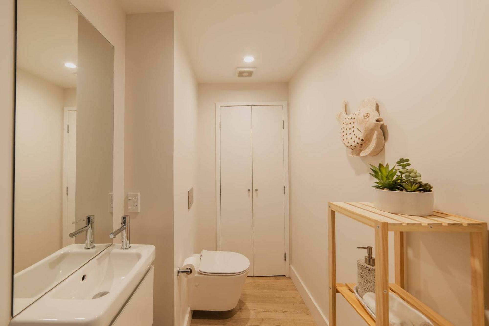 Cbd Edge - 2br With Balcony Sleeps 4 *