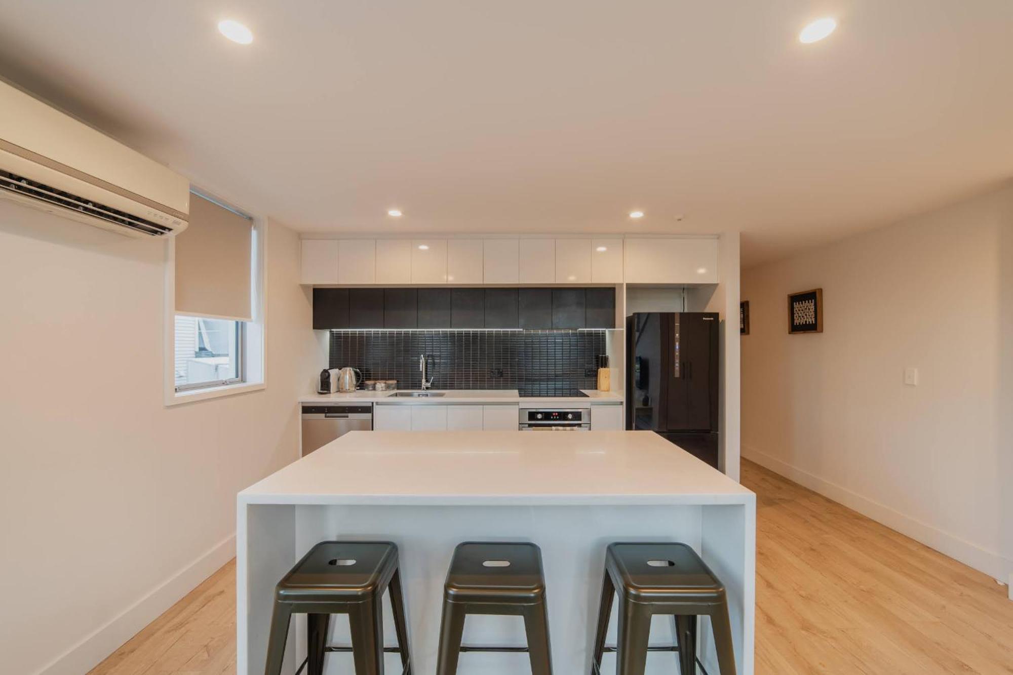 Cbd Edge - 2br With Balcony Sleeps 4 *
