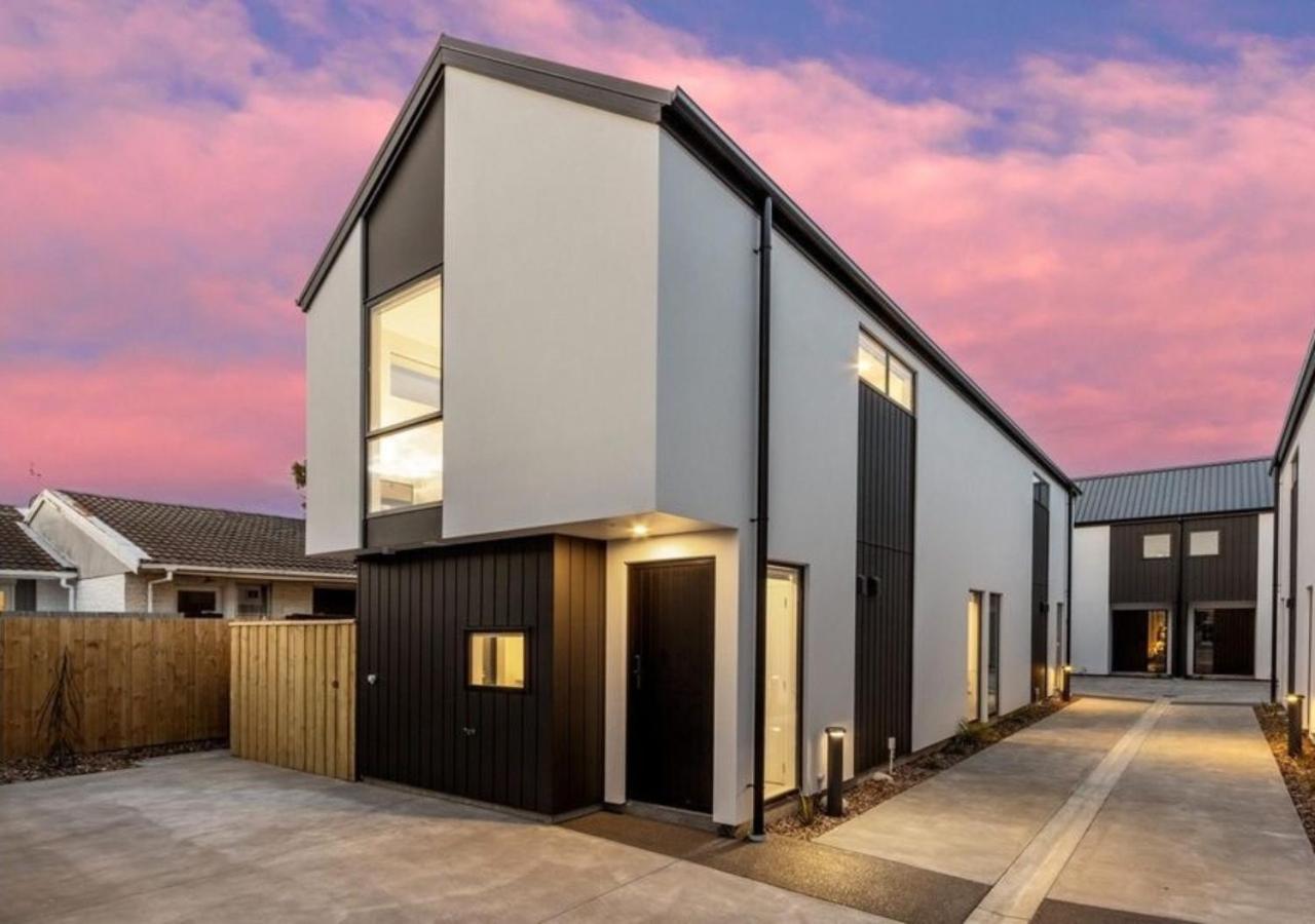 Holiday home Brand New 2br With Parking In