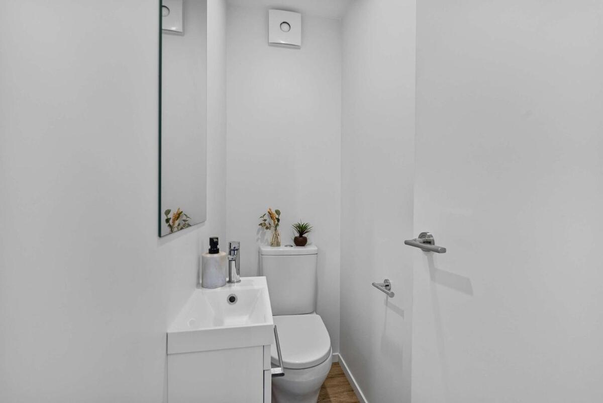 Charming 2-bedroom Townhouse Apartment *