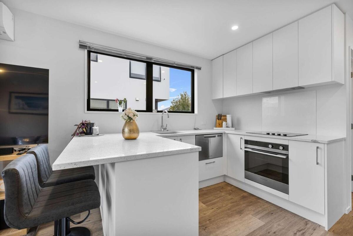 Charming 2-bedroom Townhouse Apartment *
