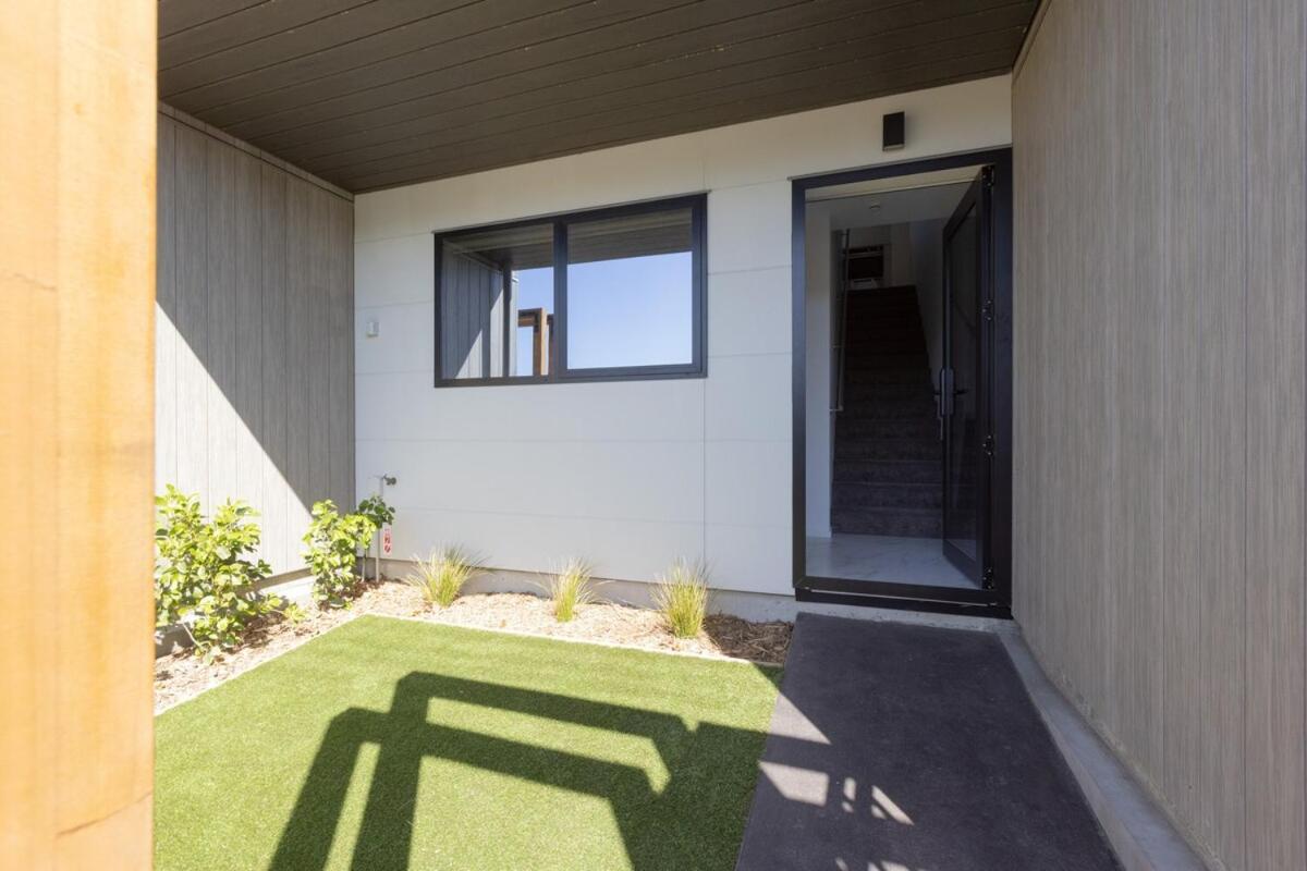 Holiday home Brand New 2 Bed Ocean View!