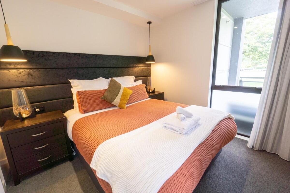 Touch Of Class Cbd, Free Park Apartment Christchurch