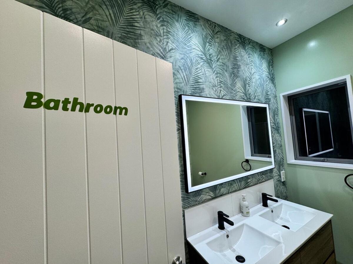 Central- 6bed 7bath-cinema-gamesroom-airnzseats- Sleeps 12-free Parking
