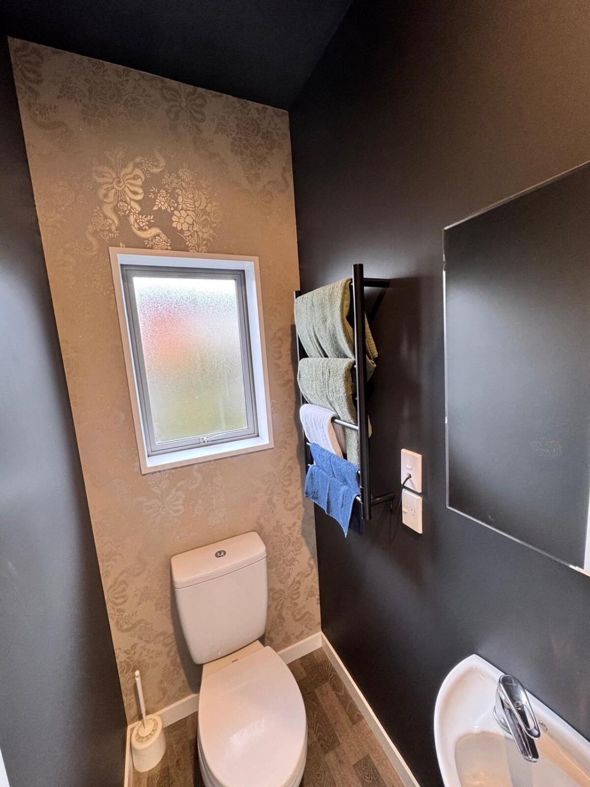 Central- 6bed 7bath-cinema-gamesroom-airnzseats- Sleeps 12-free Parking Villa