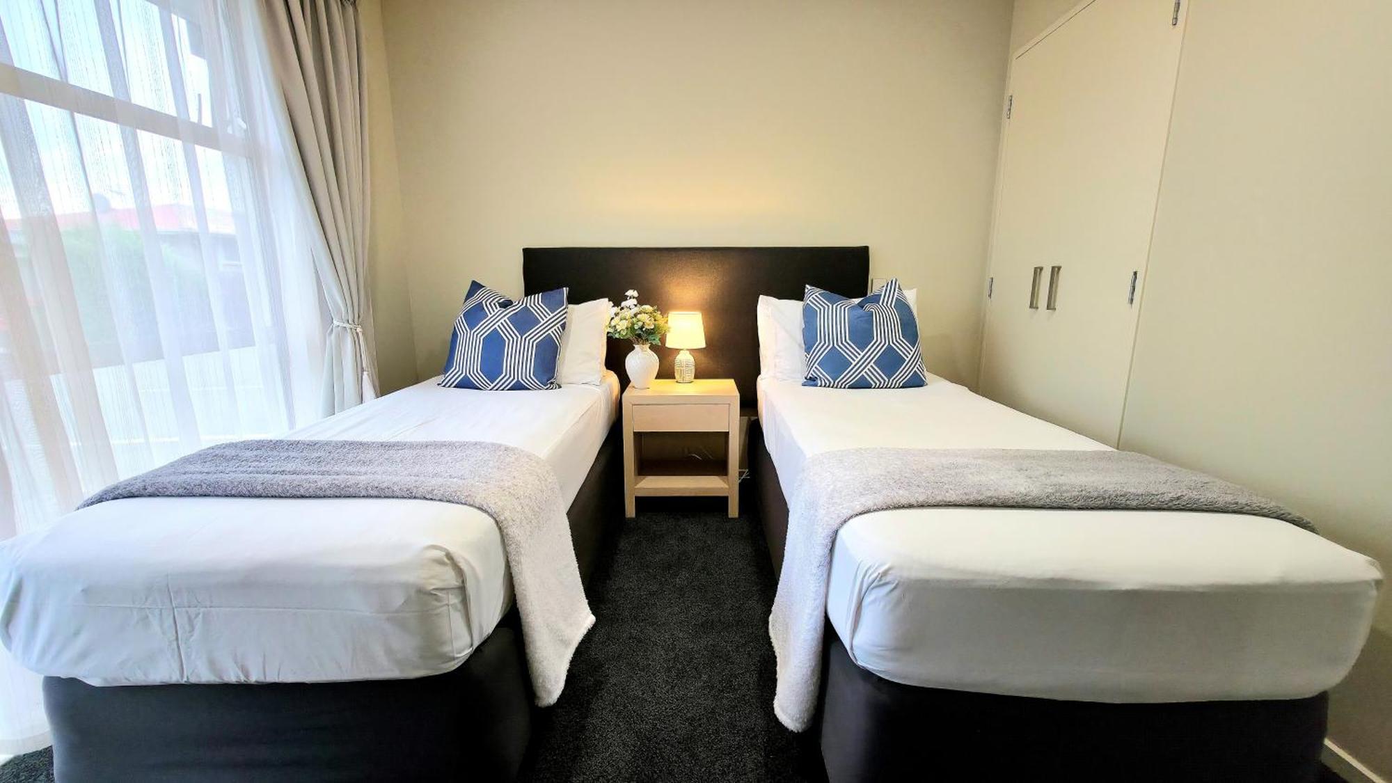 Tower Junction Motor Lodge: With Free Railway Shuttle
