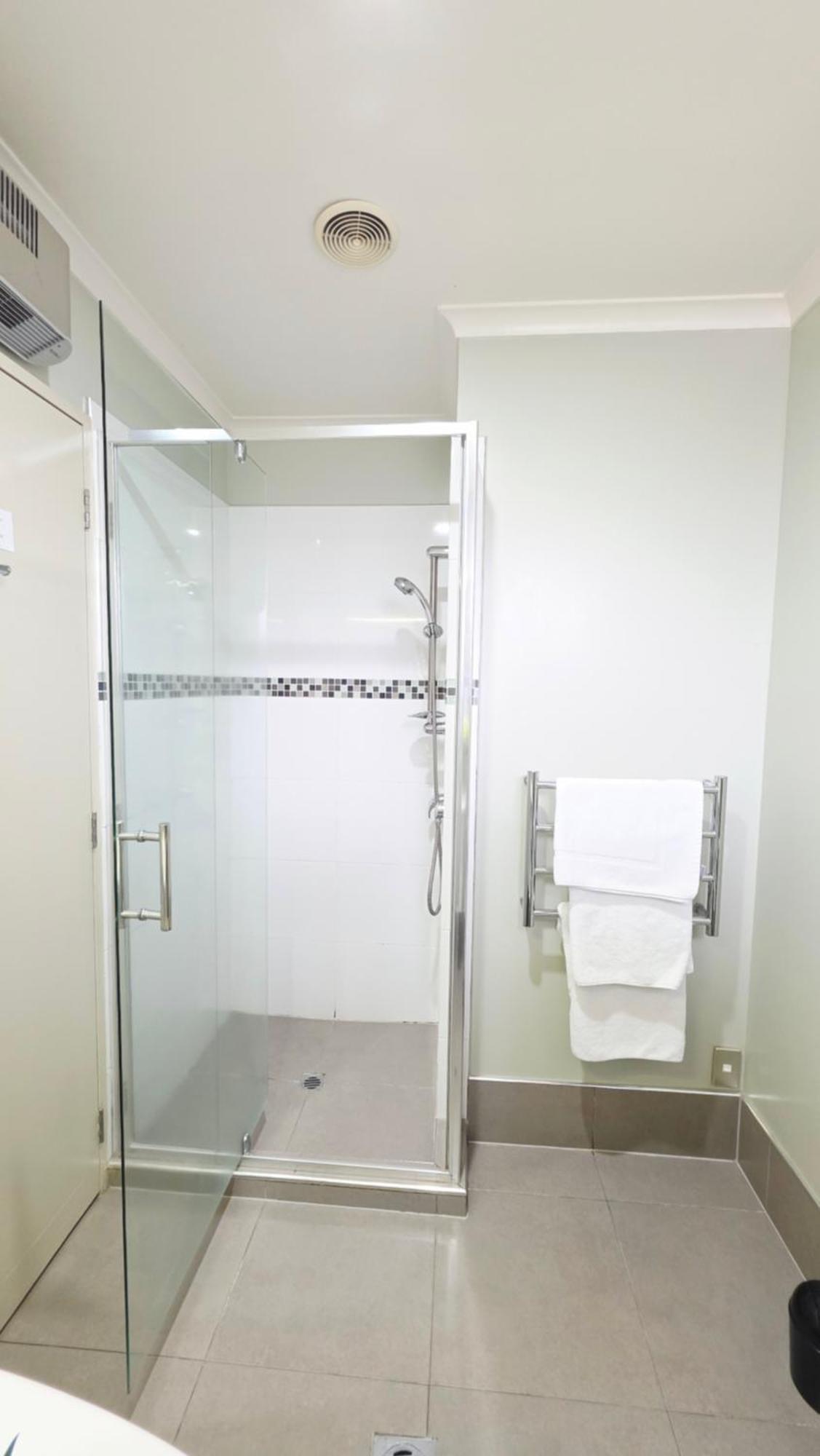 Tower Junction Motor Lodge: With Free Railway Shuttle Motel