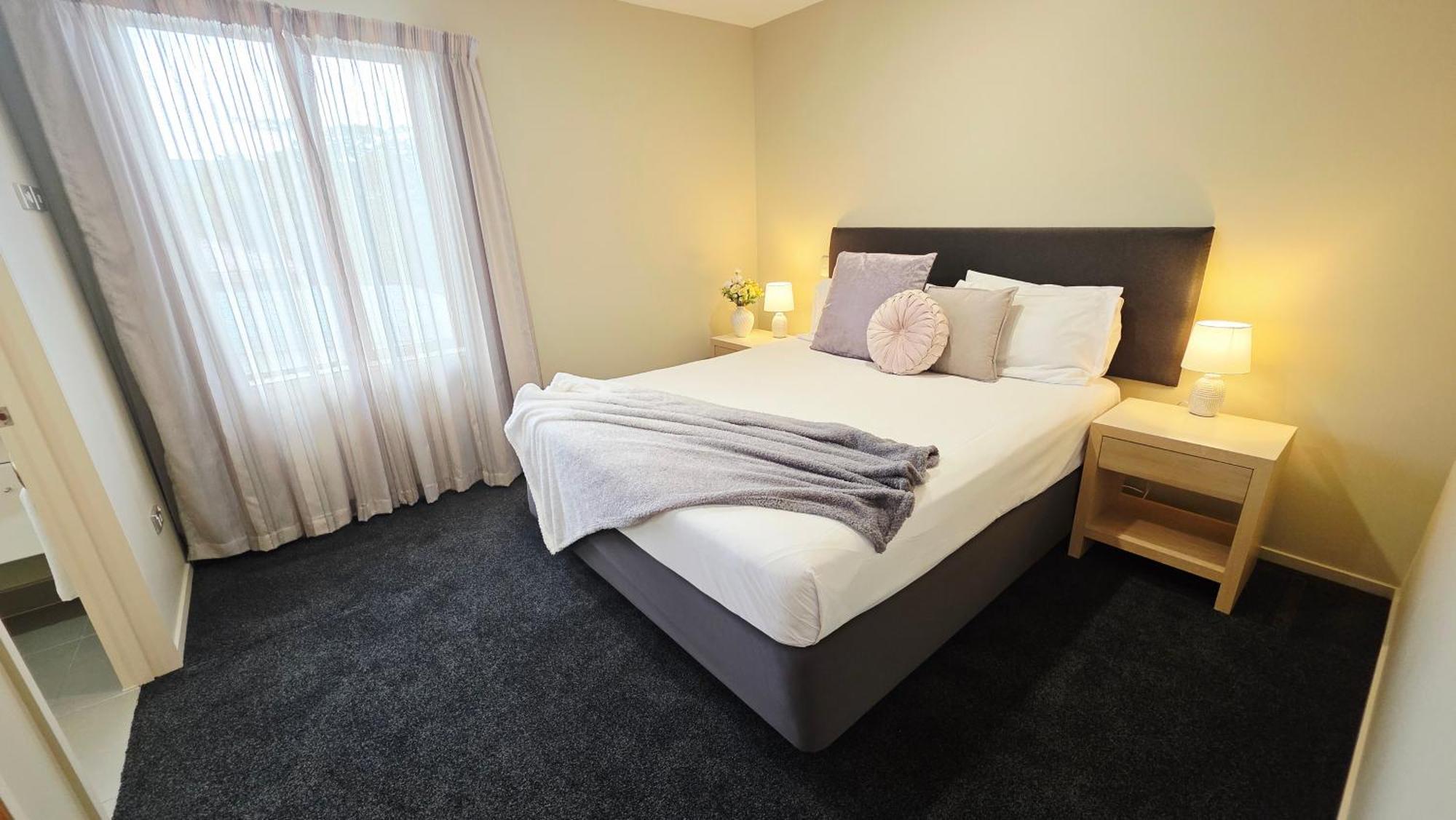 Tower Junction Motor Lodge: With Free Railway Shuttle Motel 4*