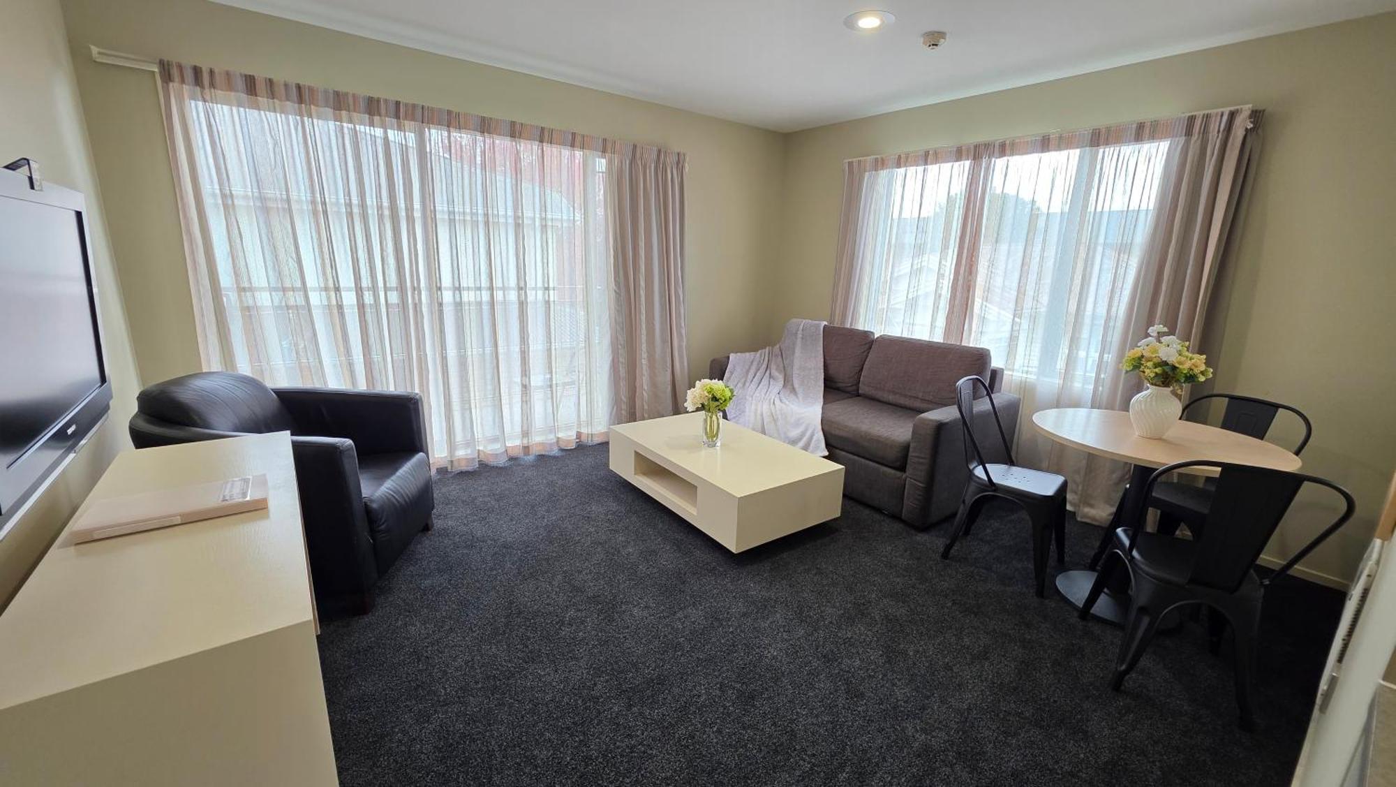 Tower Junction Motor Lodge: With Free Railway Shuttle Motel Christchurch