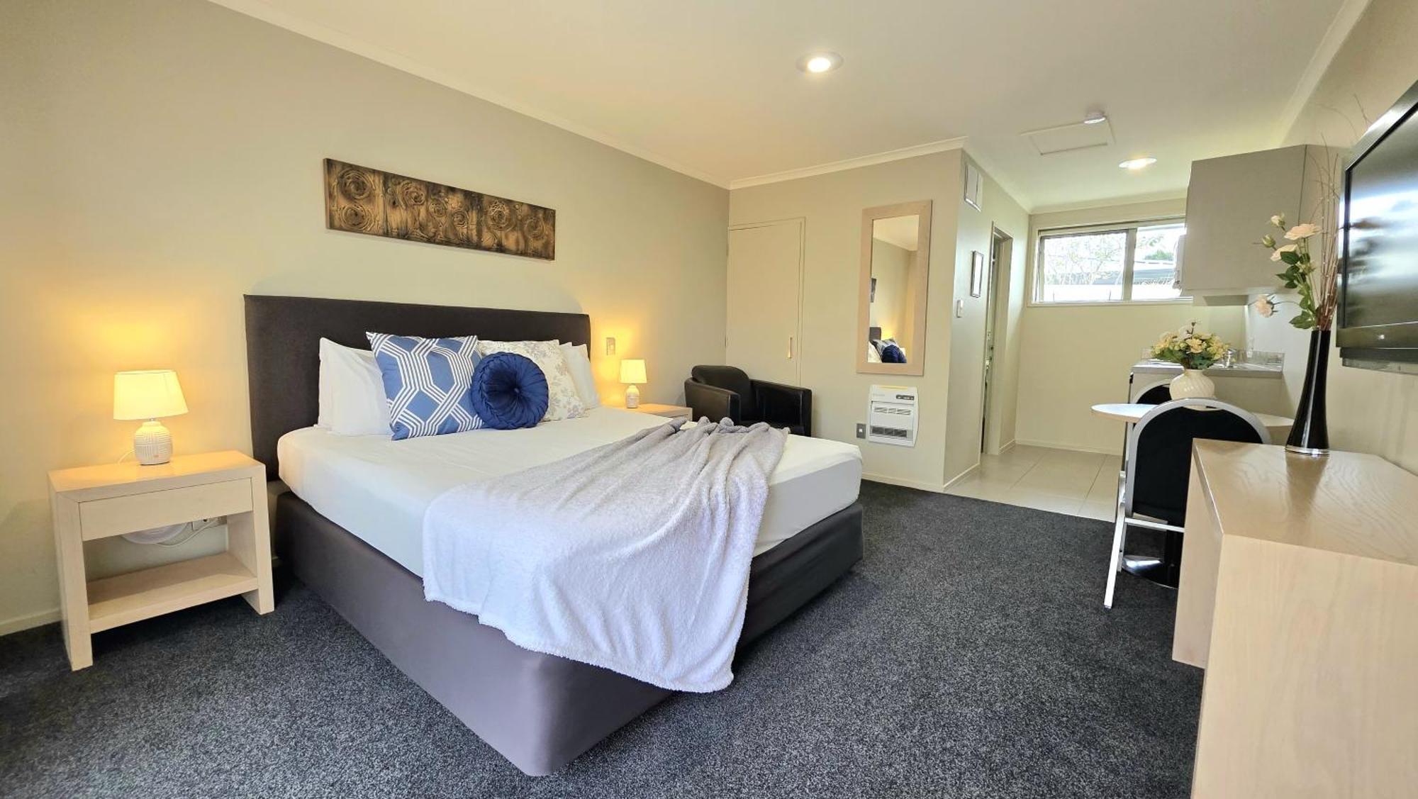 Tower Junction Motor Lodge: With Free Railway Shuttle Christchurch
