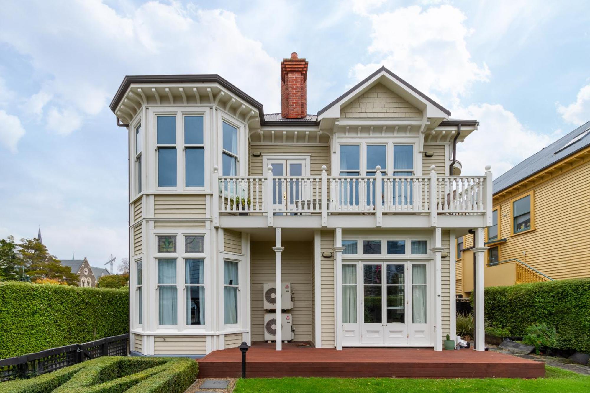 2 Bedroom 2 Bath Modern Heritage Near Art Gallery Apartment