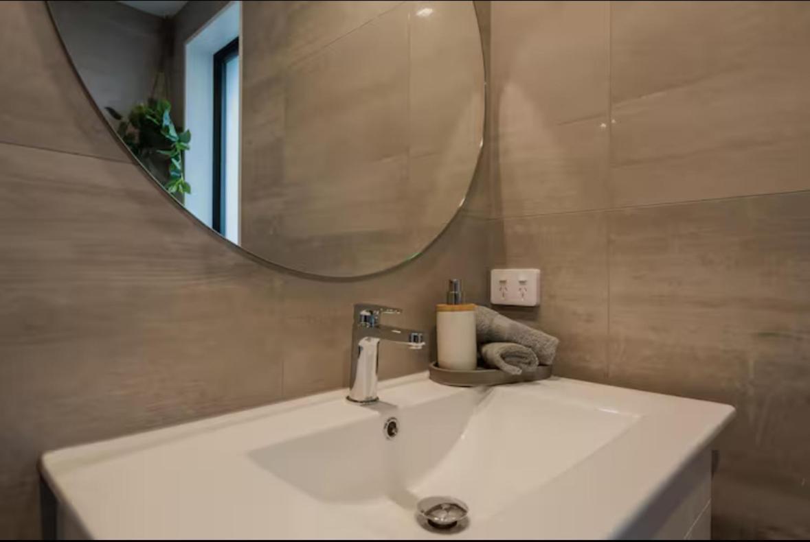 Travellers' Dream Steps From Shops And Close To Airport Apartment