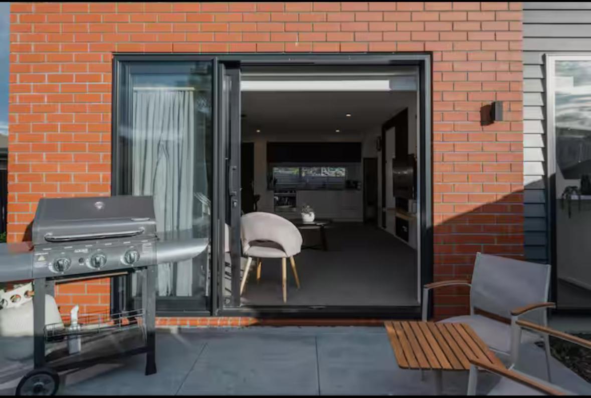 Travellers' Dream Steps From Shops And Close To Airport Apartment *