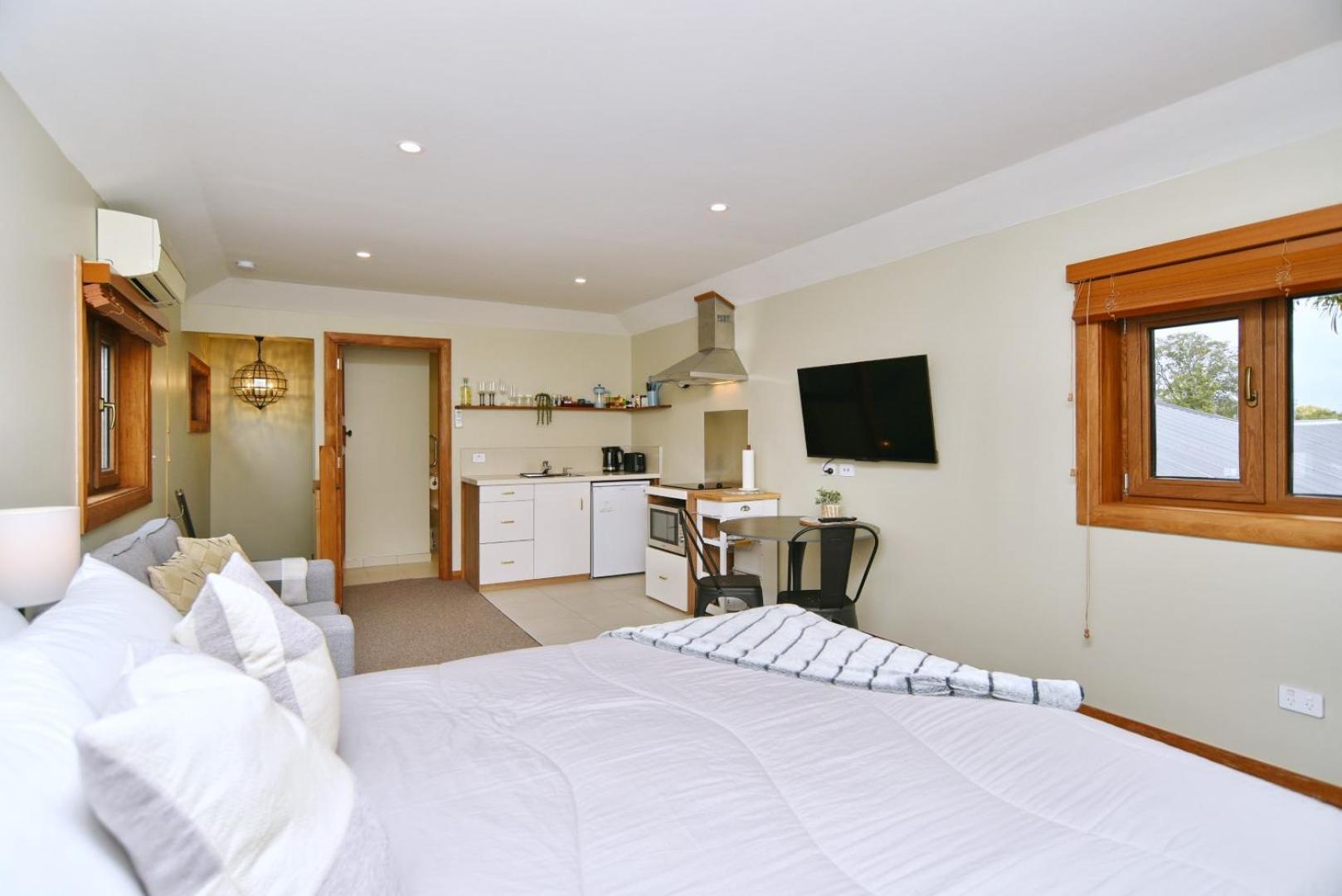 Studio Retreat With Ev & Off Street Parking