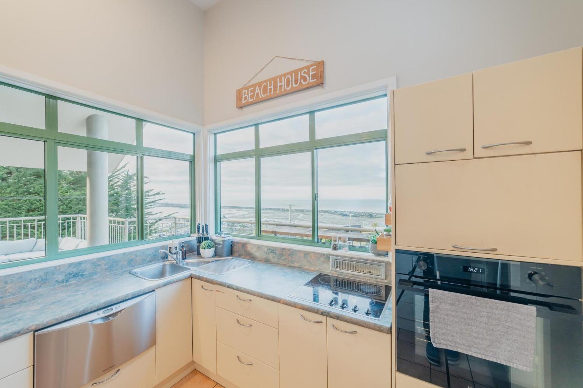 Holiday home Elevated Ocean View Oasis - 3br 2 Bath Parking *
