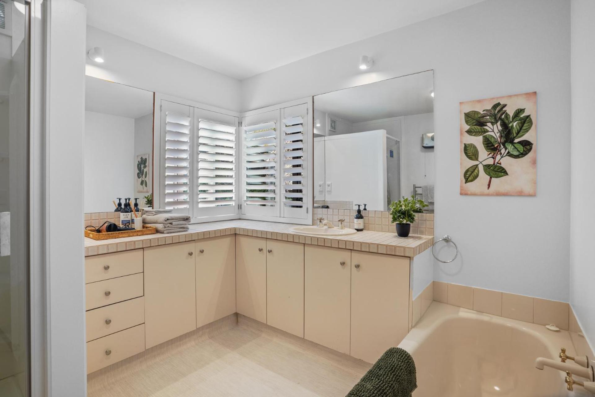 Stylish Fendalton Townhouse - Prime Location Christchurch