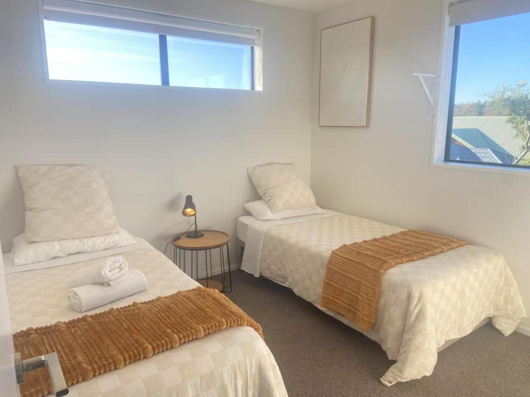 Travellers' Dream Steps From Shops And Close To Airport