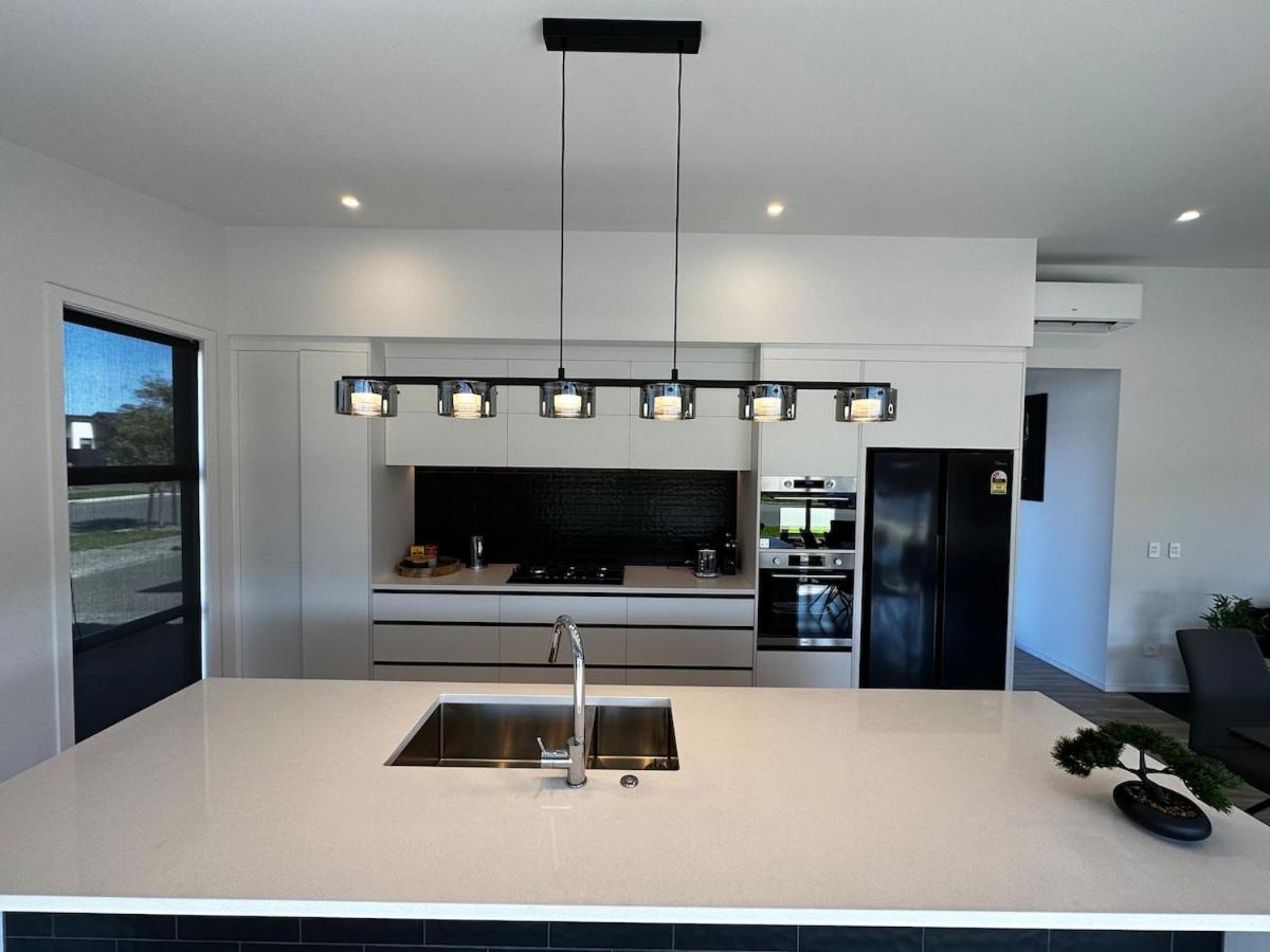 Tranquil New With Stunning Hill Views * Christchurch