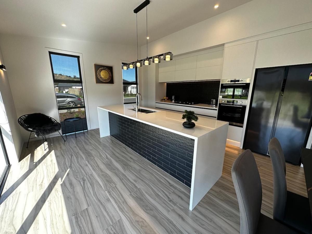 Tranquil New With Stunning Hill Views Holiday home Christchurch