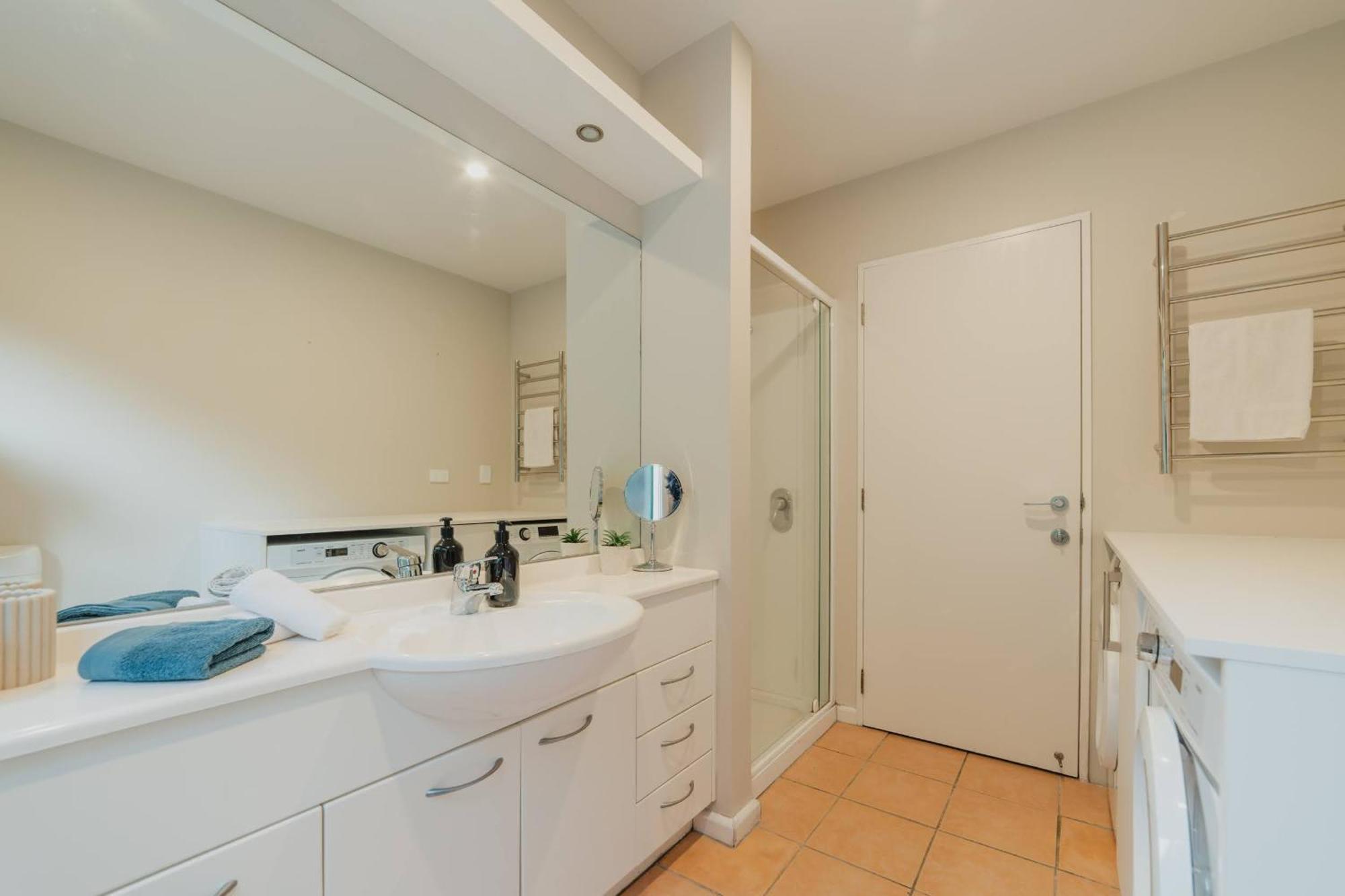 Group-friendly Retreat - Ocean View Free Parking