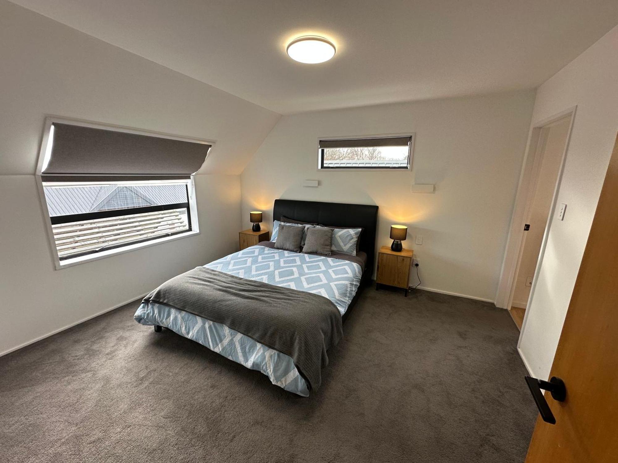 Airport Retreat 4Br 8 Guests Apartment *