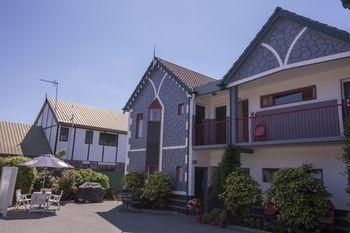 Amross Court Motel 4*
