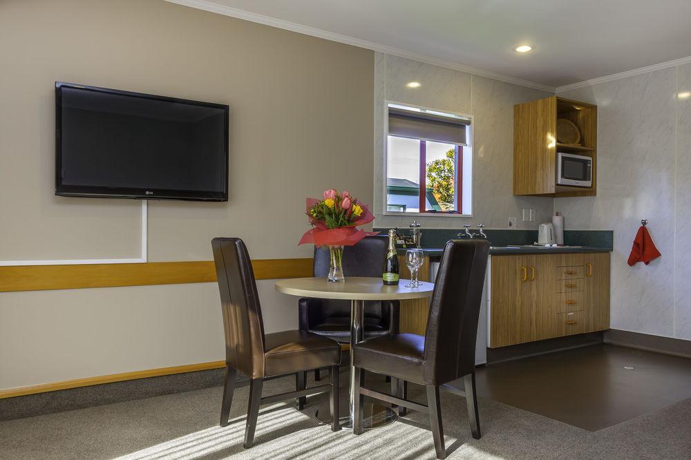 Amross Court Motel 4*