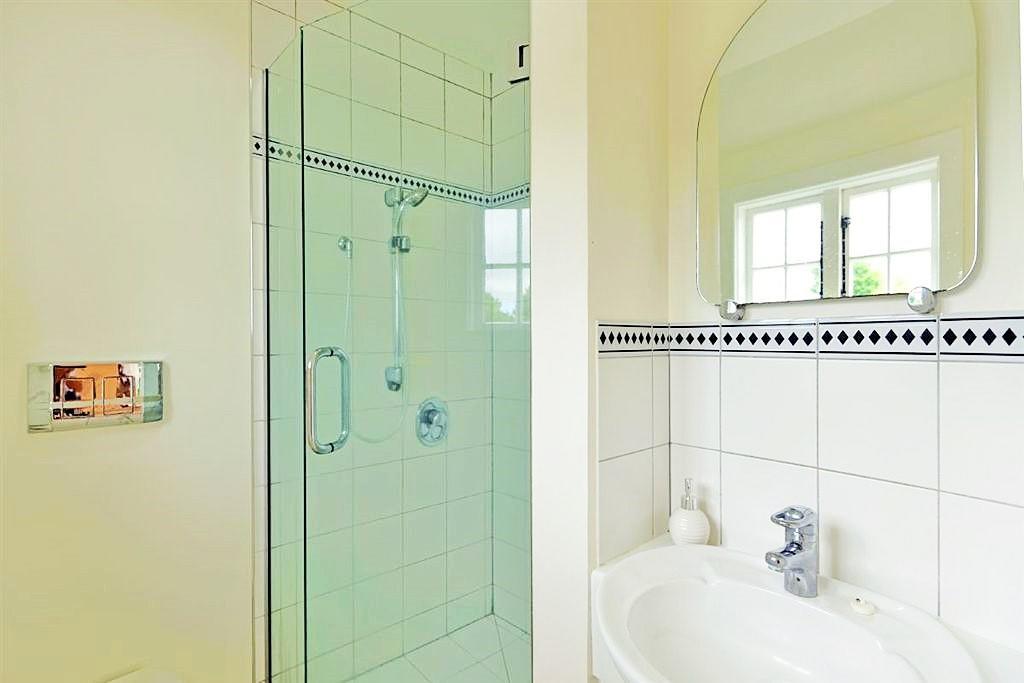 On Hagley Park, Central, A Free Ride To Railway Station Bed & Breakfast
