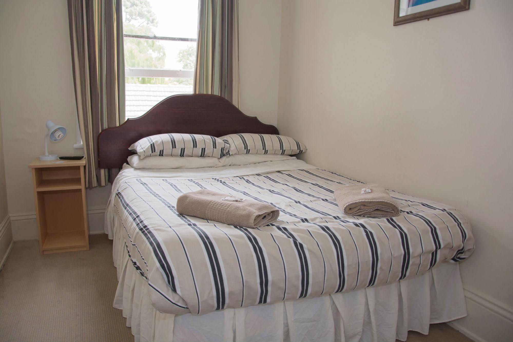 Dorset House Backpackers Hostel *