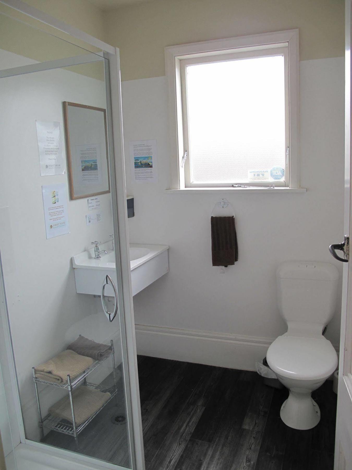 Dorset House Backpackers Hostel *