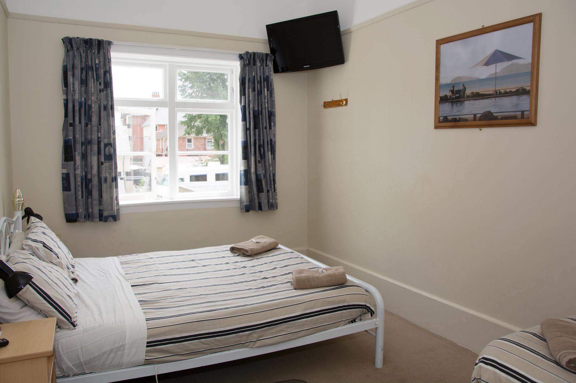 Dorset House Backpackers Hostel *