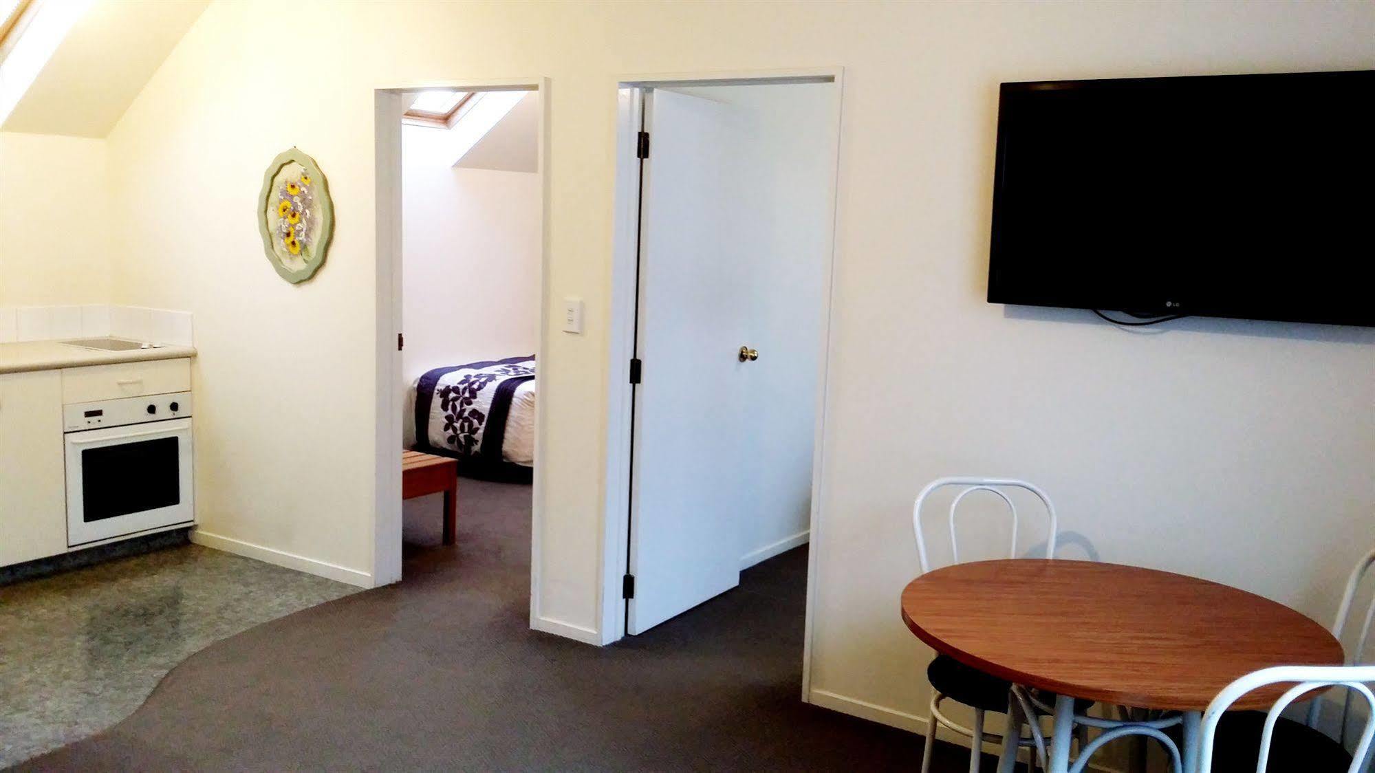 Rosewood Court Motel 4*