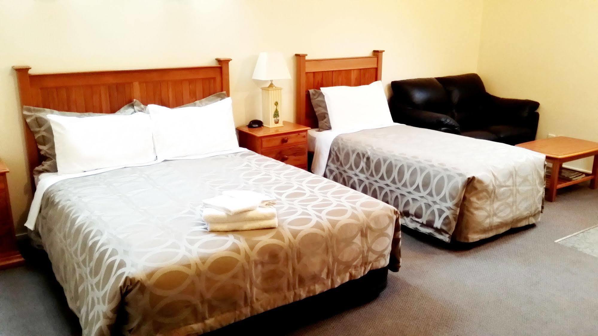 Rosewood Court Motel 4*