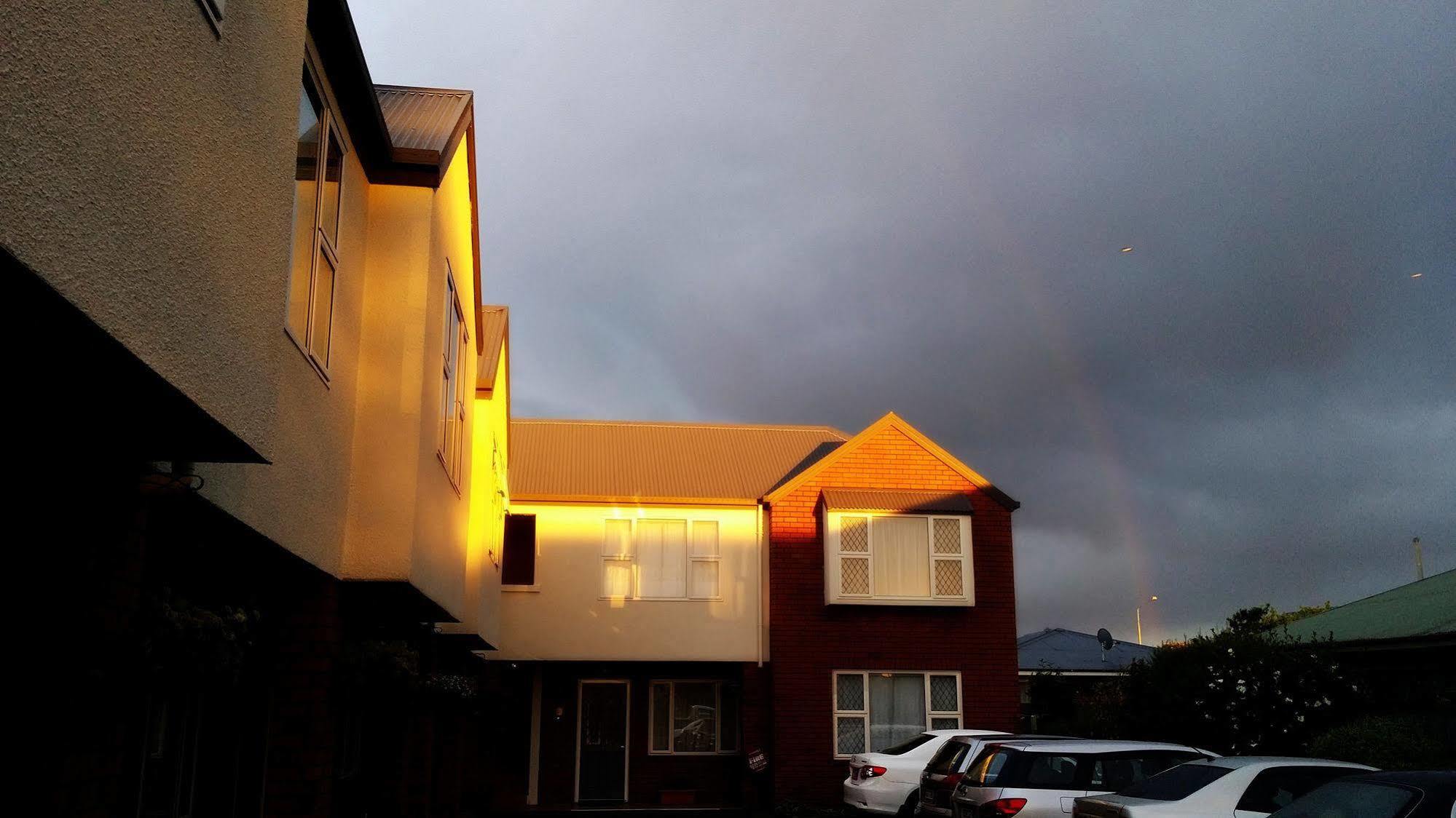 Rosewood Court Motel 4*