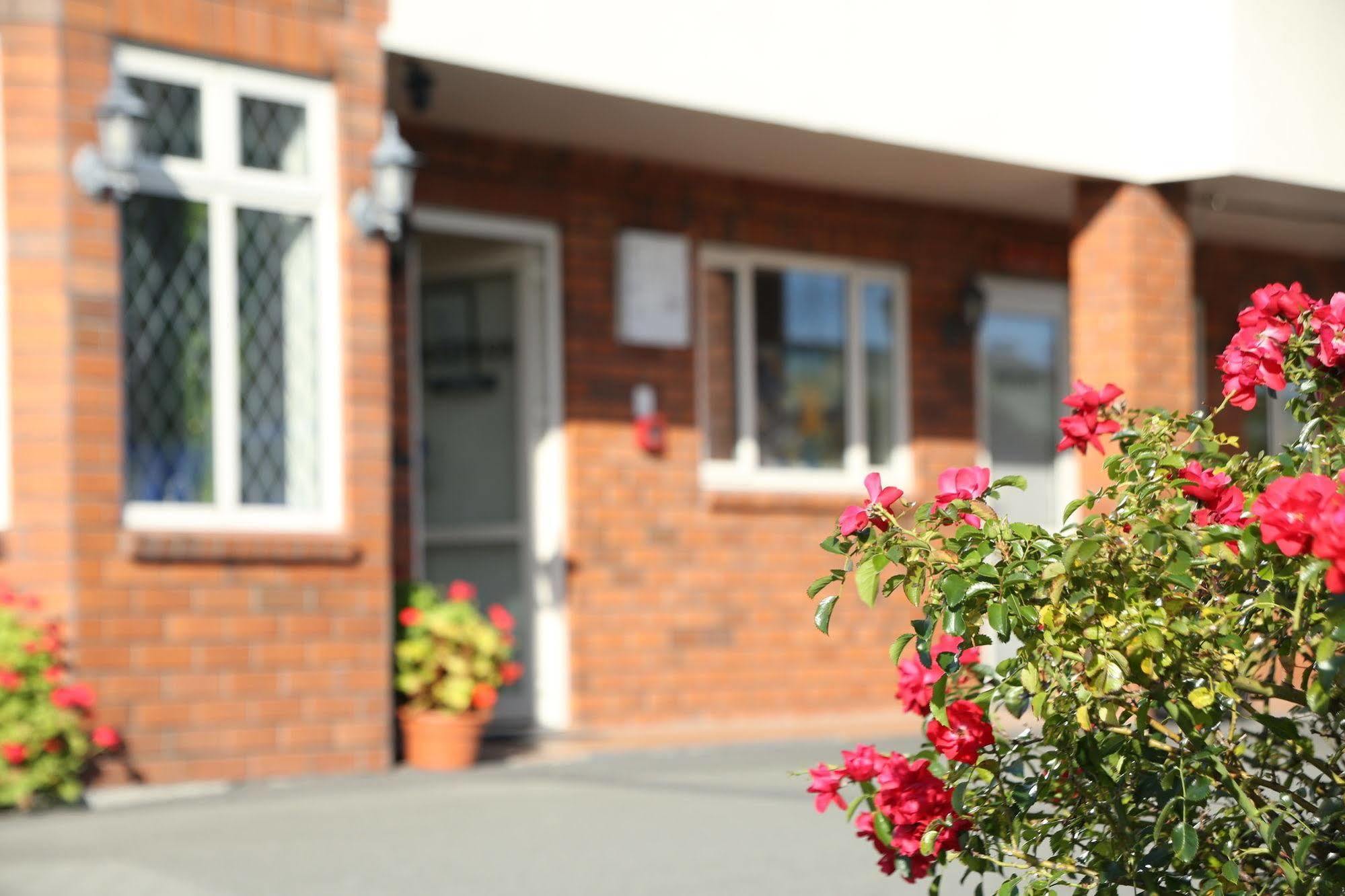 Rosewood Court Motel 4*