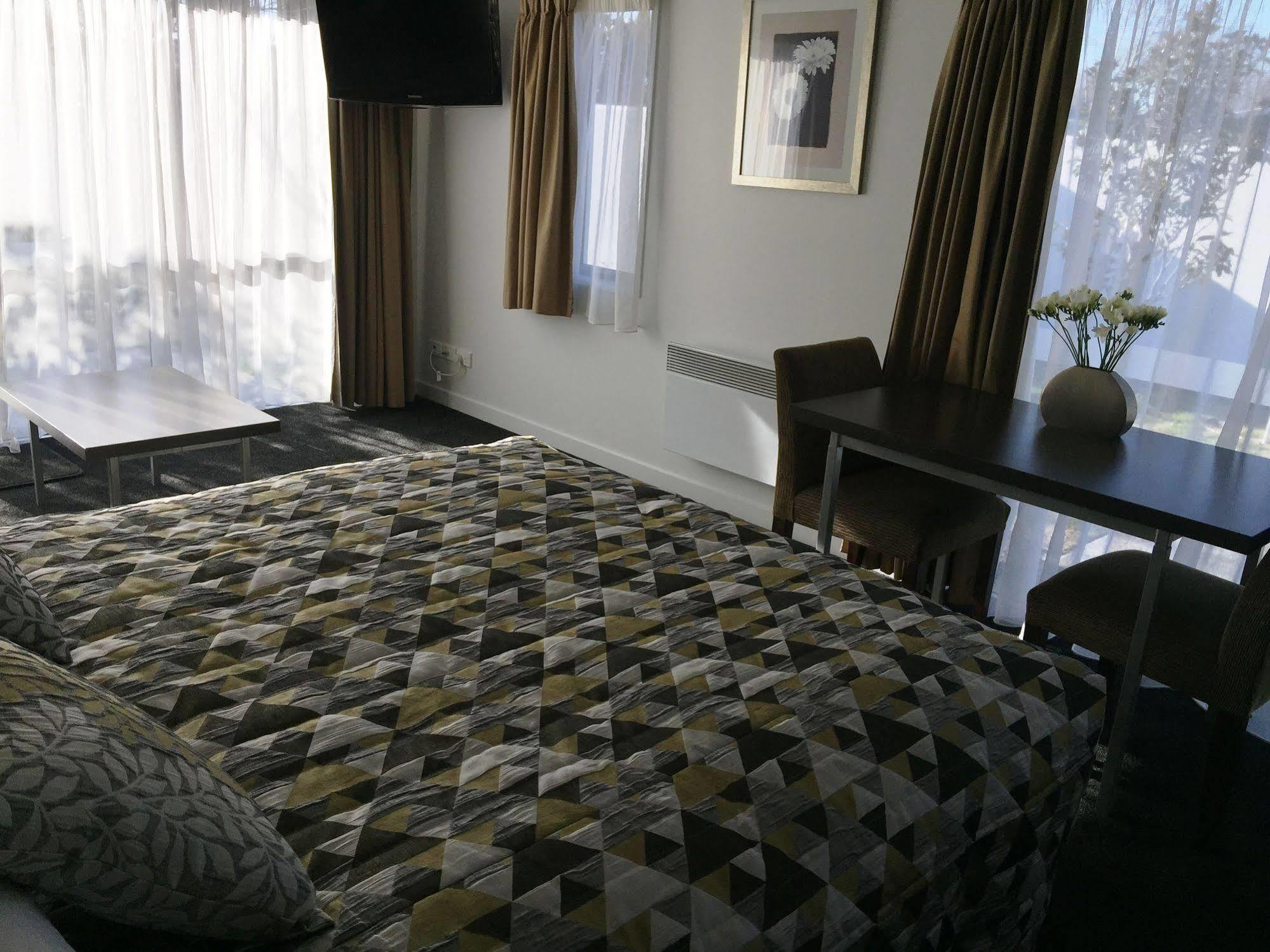 Airport Delta Motel 4*