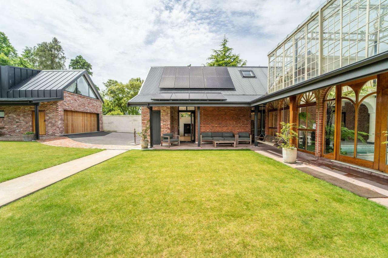 A Grand Design - The Britten Stables - V1000 Workshop Guest house Christchurch