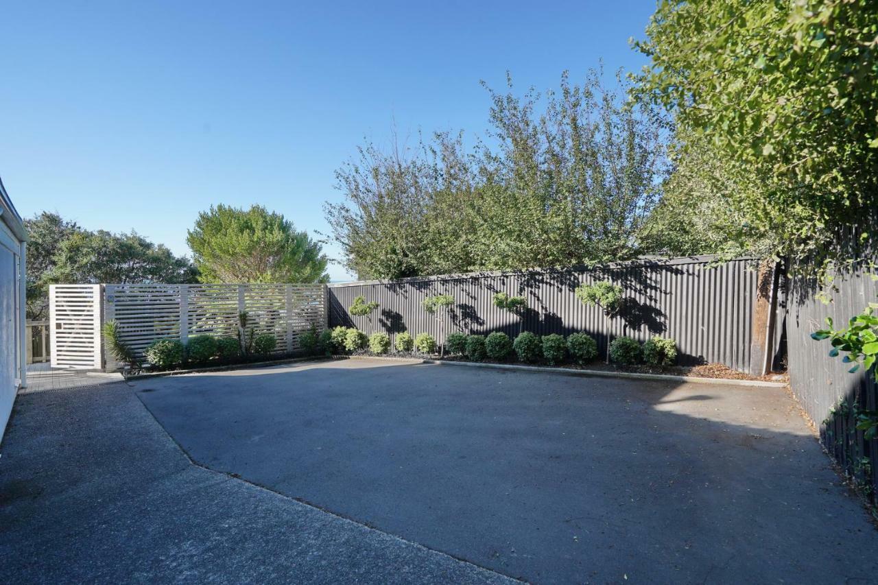 Retro Living - Lush Garden Apartment Christchurch