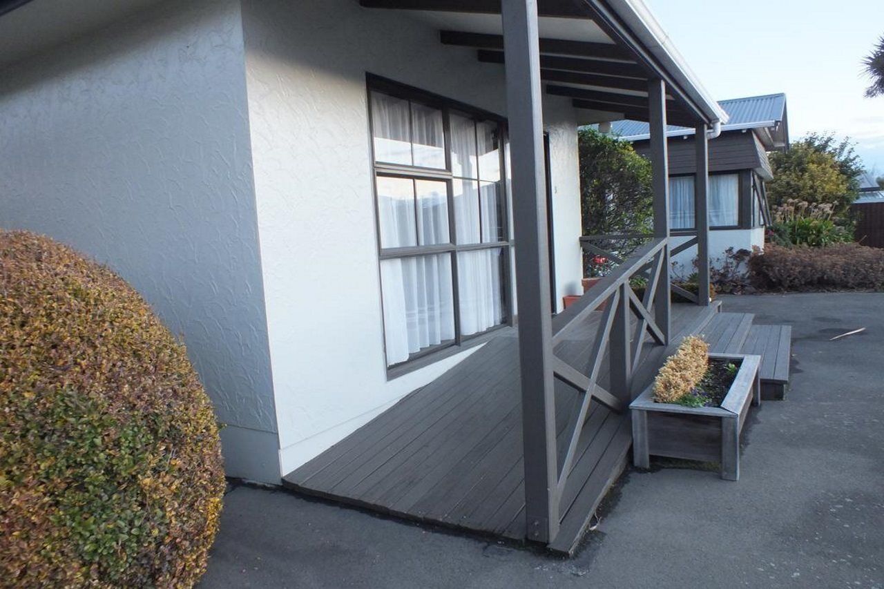 Econo Canterbury Court Motel 3*